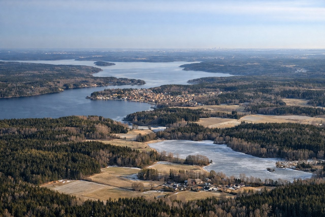 Left window seat view during landing at Stockholm (ARN) — Lake Mälaren (northern bays), Sigtuna old town, Steninge Slott (lakeside manor), forested/agricultural terrain north of Stockholm