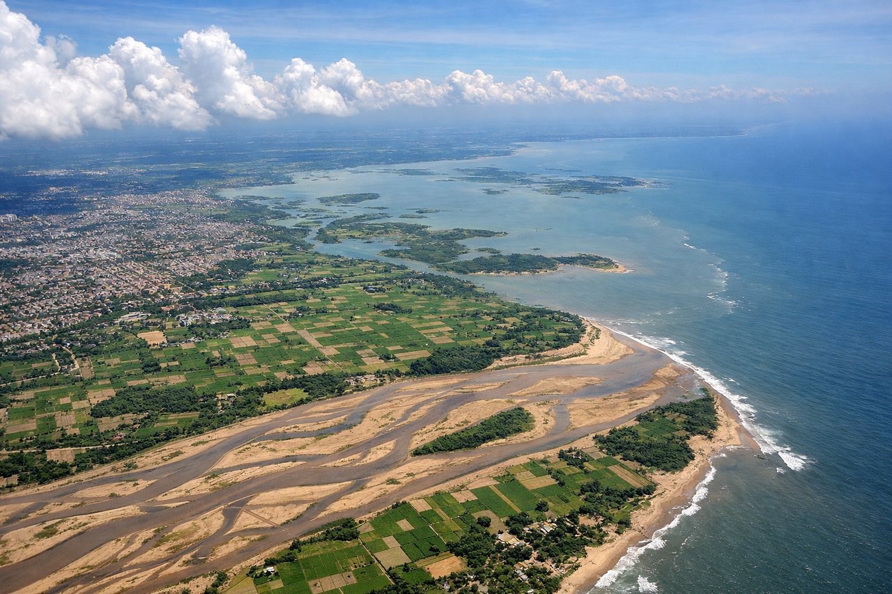 Aerial window seat view during takeoff from Bhubaneswar (right side) — Mahanadi River delta, Chilika Lake, Bhubaneswar city grid, Bay of Bengal coastline
