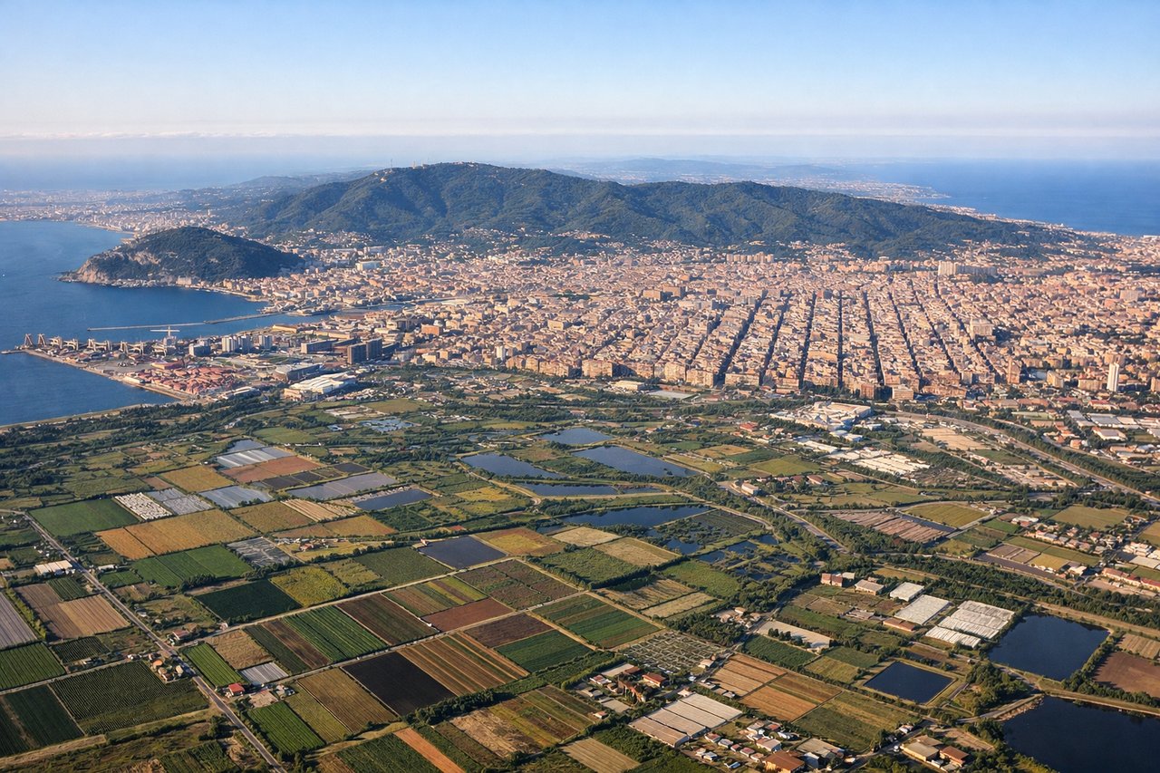 Left window seat view during takeoff from Barcelona (BCN) — Barcelona city skyline, Montjuïc hill, Tibidabo/Collserola ridge, Mediterranean coastline