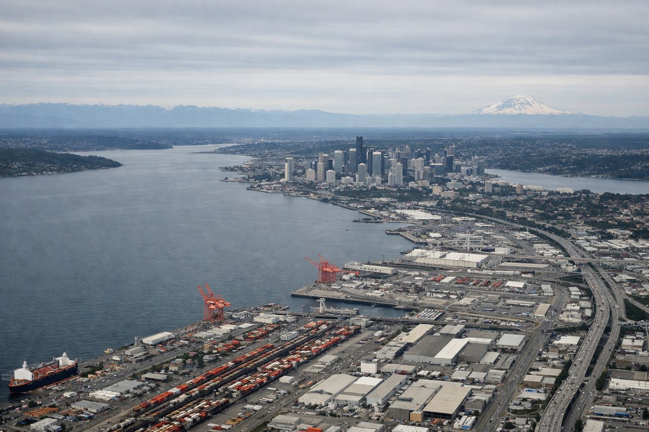 Aerial window seat view during landing at Seattle (right side) — Mount Rainier (14,410 ft, snow-capped), Cascade Range, Puget Sound, Lake Washington
