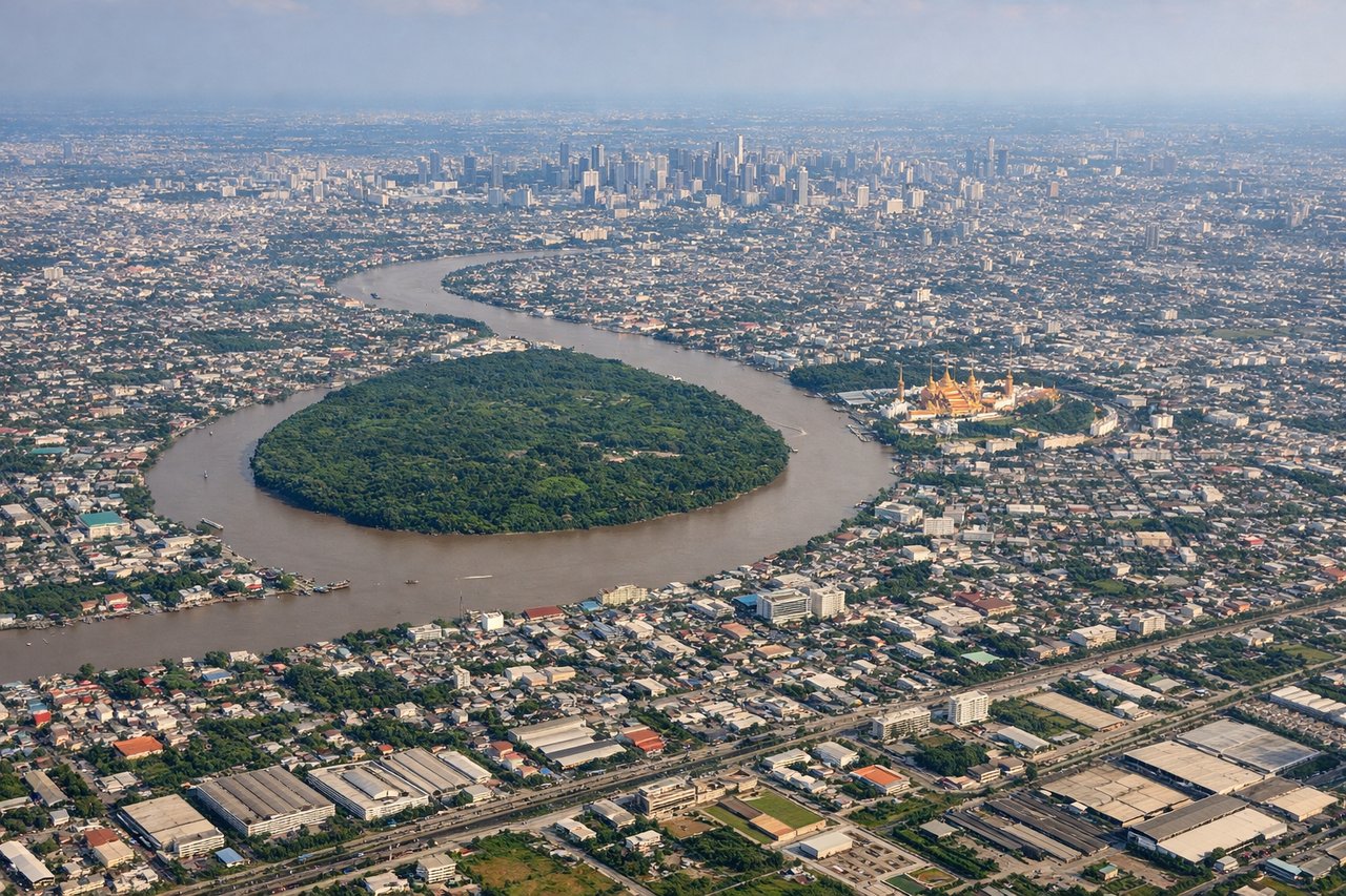 Left window seat view during landing at Bangkok (BKK) — Chao Phraya River bends, Bangkok CBD skyline (Sathorn/Silom towers), Bhumibol Bridge, Bang Na and Phra Khanong suburban sprawl