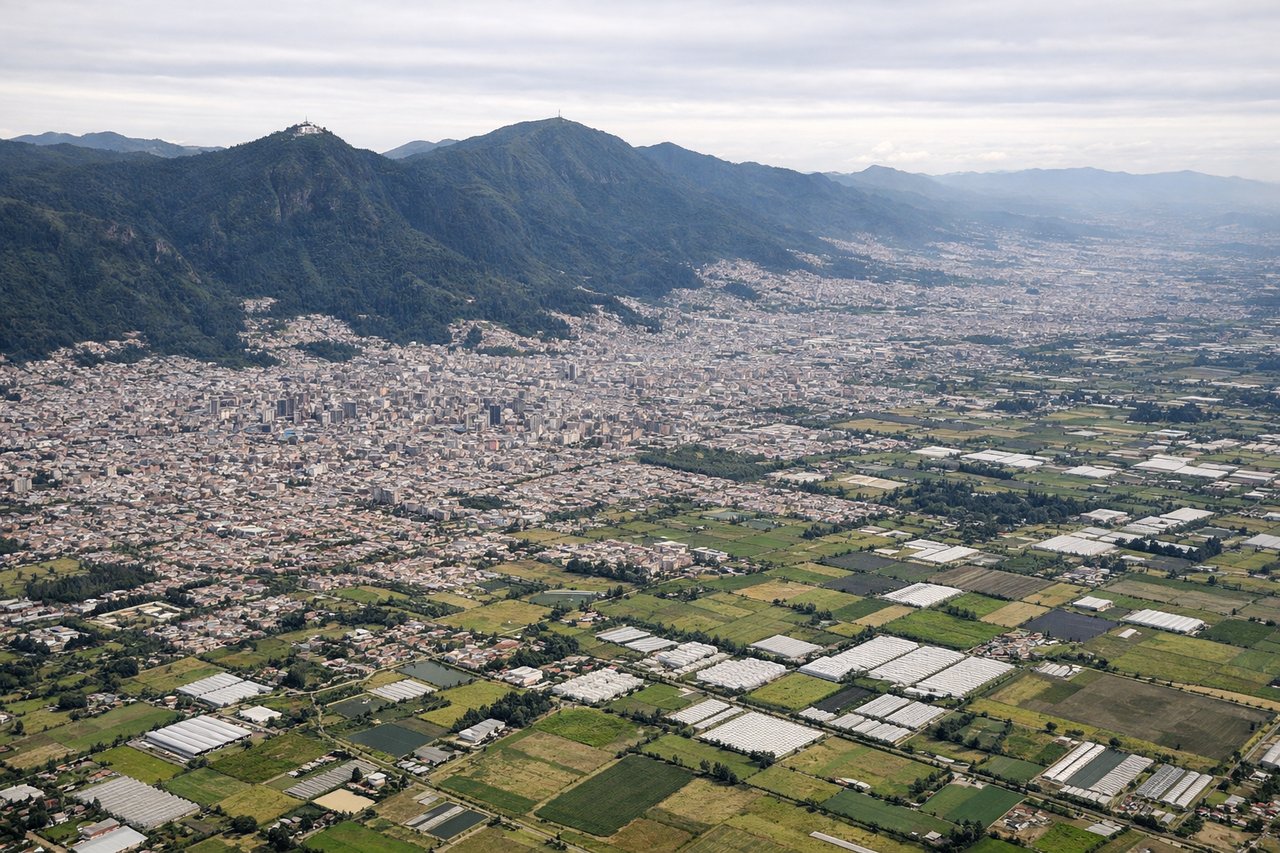 Right window seat view during landing at Bogota (BOG) — Cerro de Monserrate, Cerro de Guadalupe, Bogotá eastern skyline, Sabana de Bogotá plains