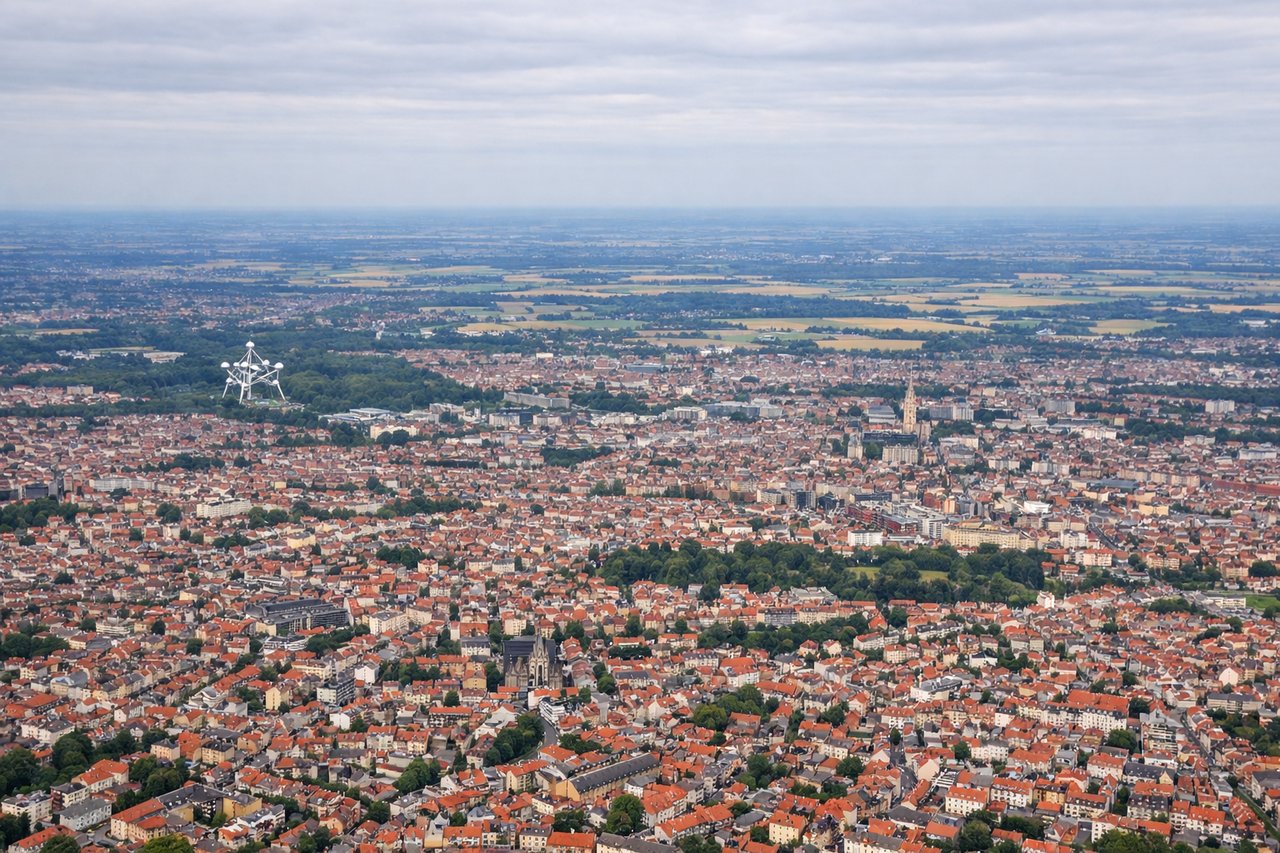 Aerial window seat view during landing at Brussels (right side) — Brussels city center, Atomium structure, Laeken district, Flemish agricultural patchwork