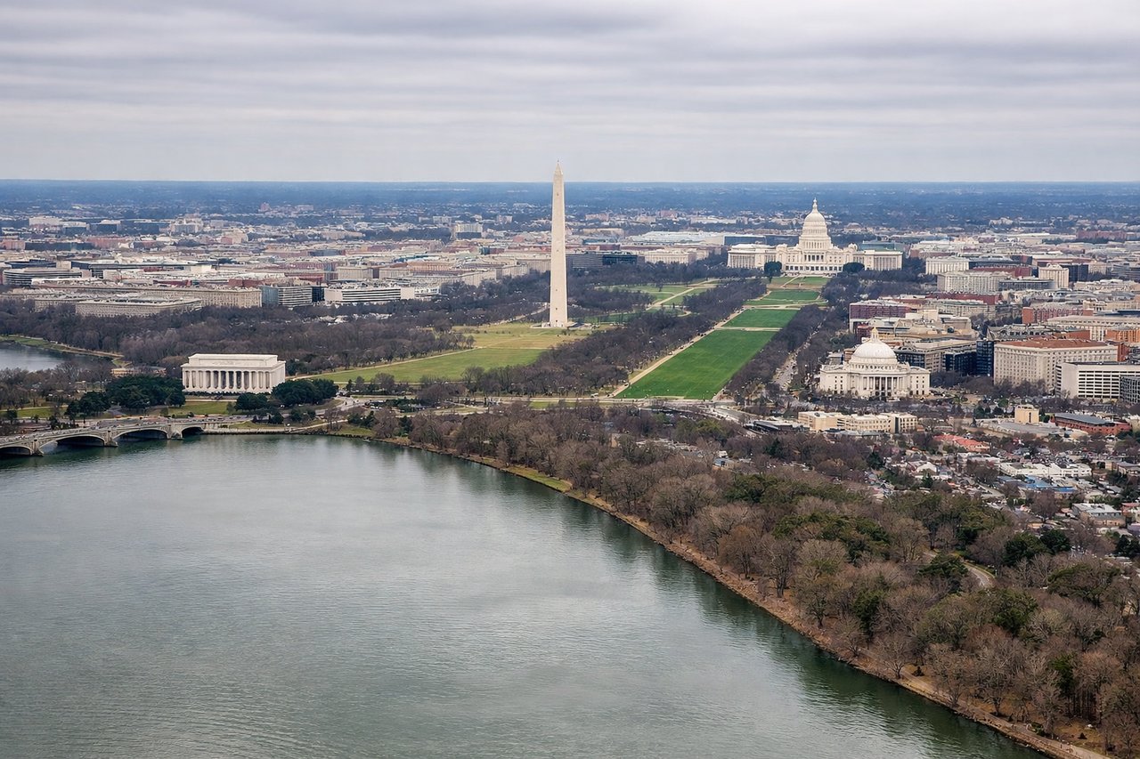 Aerial window seat view during landing at Washington (left side) — Washington Monument, U.S. Capitol dome, National Mall, Georgetown waterfront