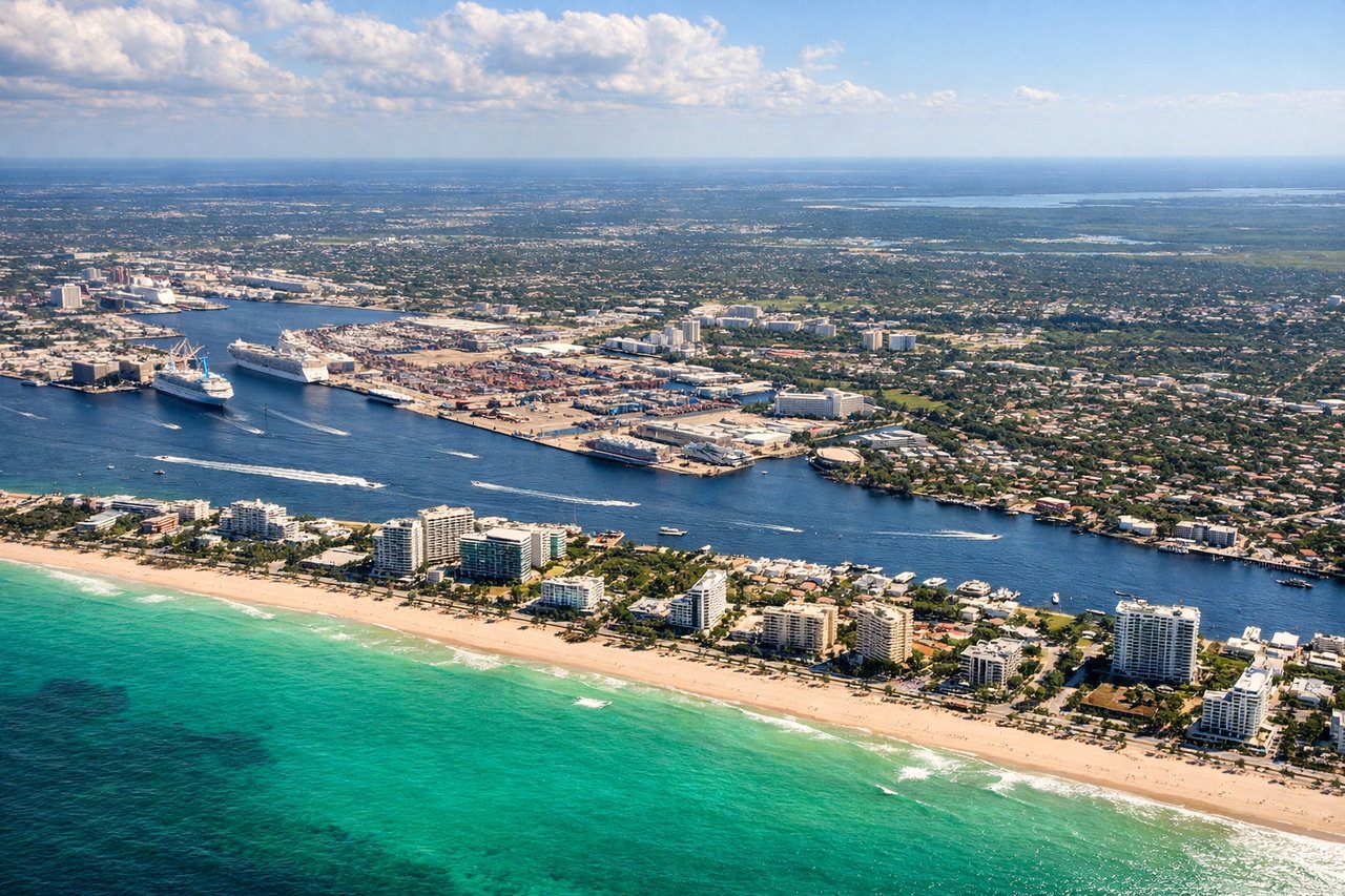 Right window seat view during landing at Fort Lauderdale (FLL) — Port Everglades cruise/cargo terminals, Intracoastal Waterway, Hollywood and Dania Beach shoreline, Atlantic Ocean horizon