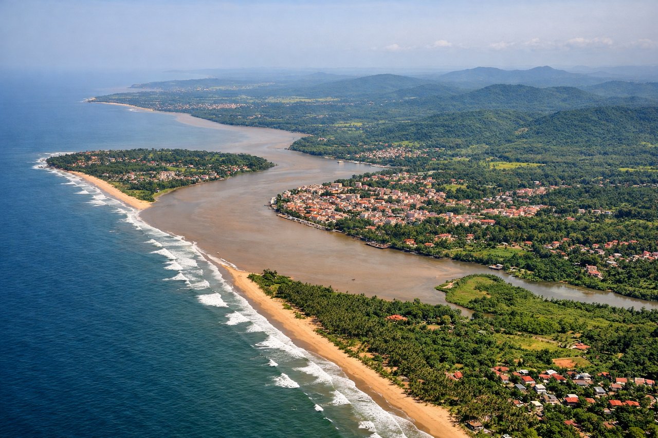Right window seat view during landing at Goa (GOI) — Zuari river estuary, Mormugao port and harbor, Vasco da Gama peninsula, Arabian Sea coastline
