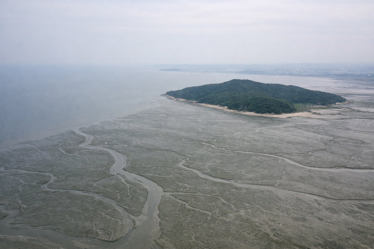 Aerial window seat view during landing at Seoul (left side) — Han River, Seoul skyline, Yellow Sea coastal islands, Incheon tidal flats