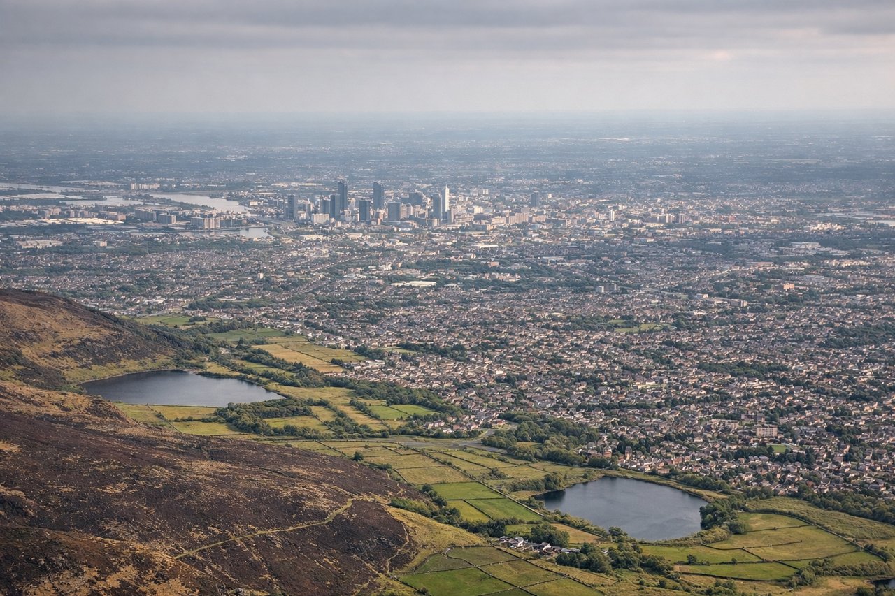 Aerial window seat view during landing at Manchester (left side) — Peak District hills, Manchester city skyline, Cheshire plain, reservoirs near Glossop