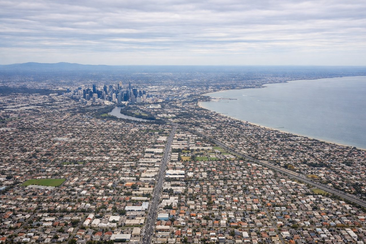 Aerial window seat view during landing at Melbourne (right side) — Melbourne CBD skyline, Port Phillip Bay, Westgate Bridge, Yarra River
