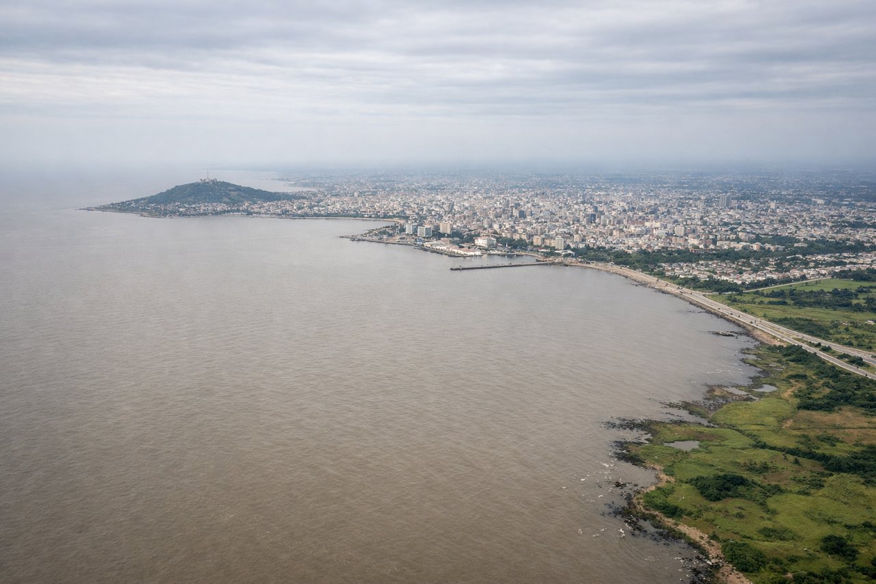 Left window seat view during takeoff from Montevideo (MVD) — Río de la Plata estuary, Montevideo city grid and waterfront, Punta Carretas peninsula, Cerro hill in central Montevideo