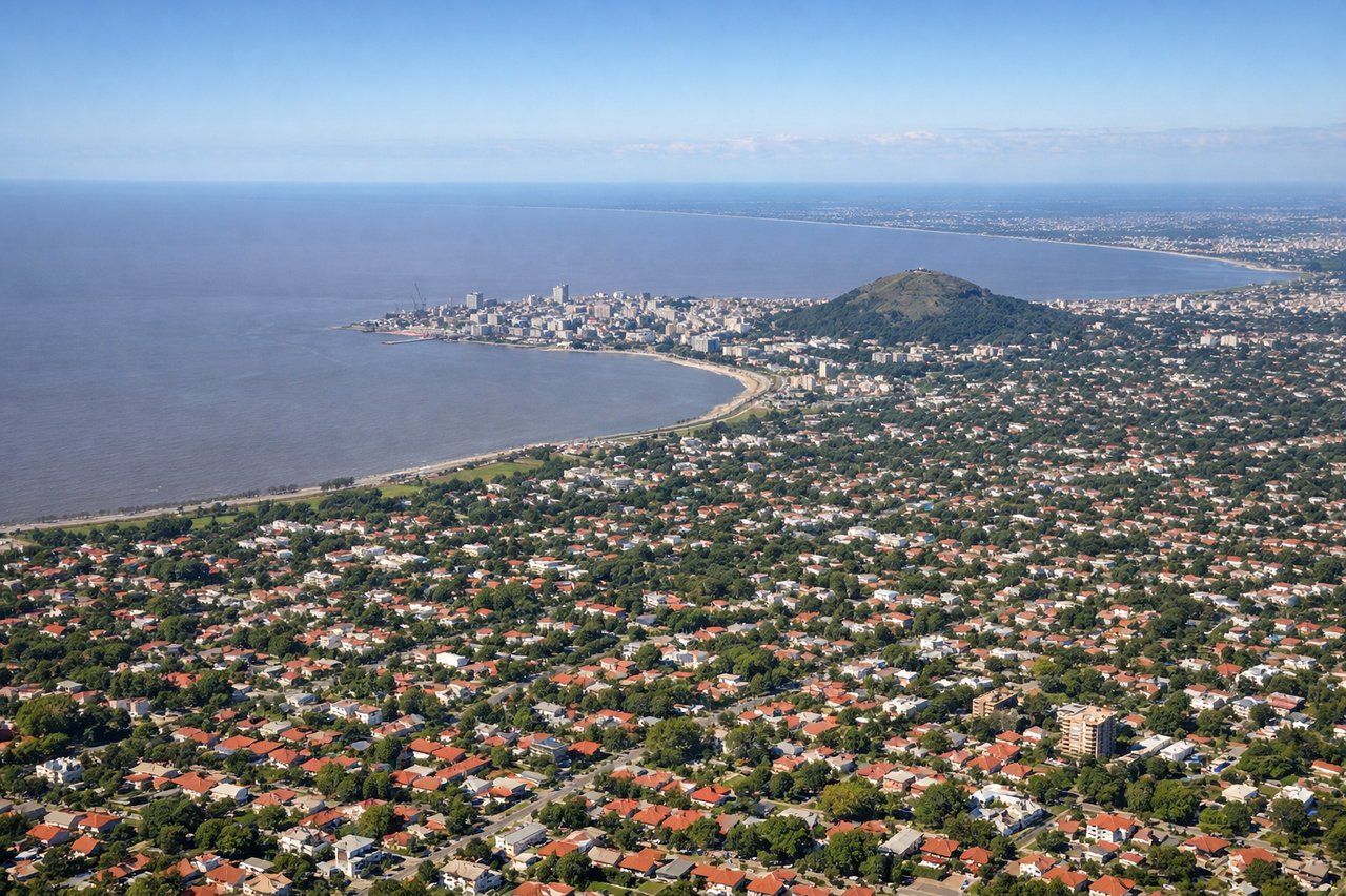 Right window seat view during takeoff from Montevideo (MVD) — Río de la Plata estuary, Montevideo city grid and waterfront, Punta Carretas peninsula, Cerro hill in central Montevideo