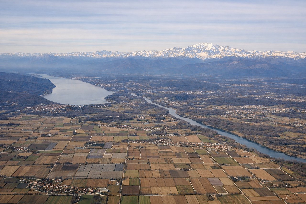 Aerial window seat view during landing at Milano (right side) — Lake Maggiore, Monte Rosa massif, Po Valley agricultural plain, Lake Varese