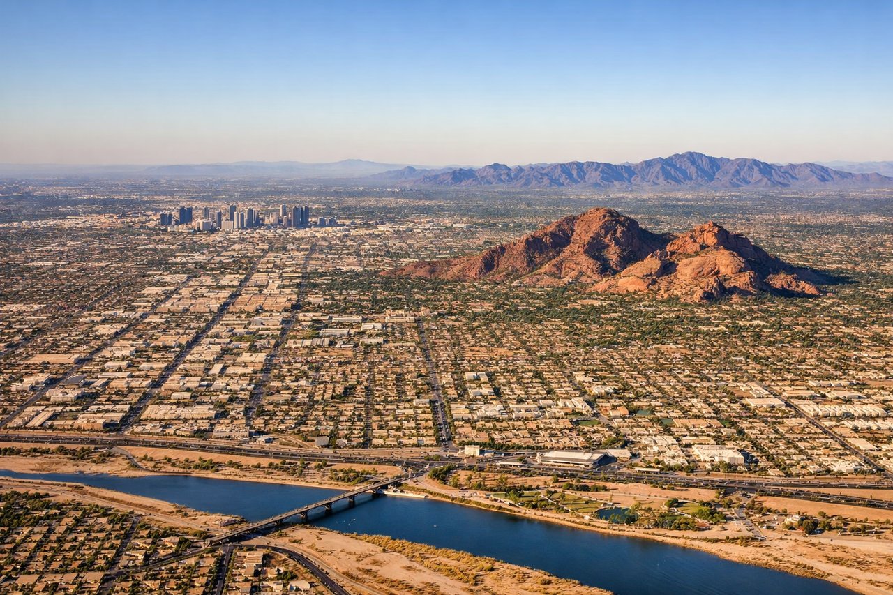 Right window seat view during landing at Phoenix (PHX) — Camelback Mountain, Papago Park (Hole-in-the-Rock buttes), Piestewa Peak, Tempe Town Lake