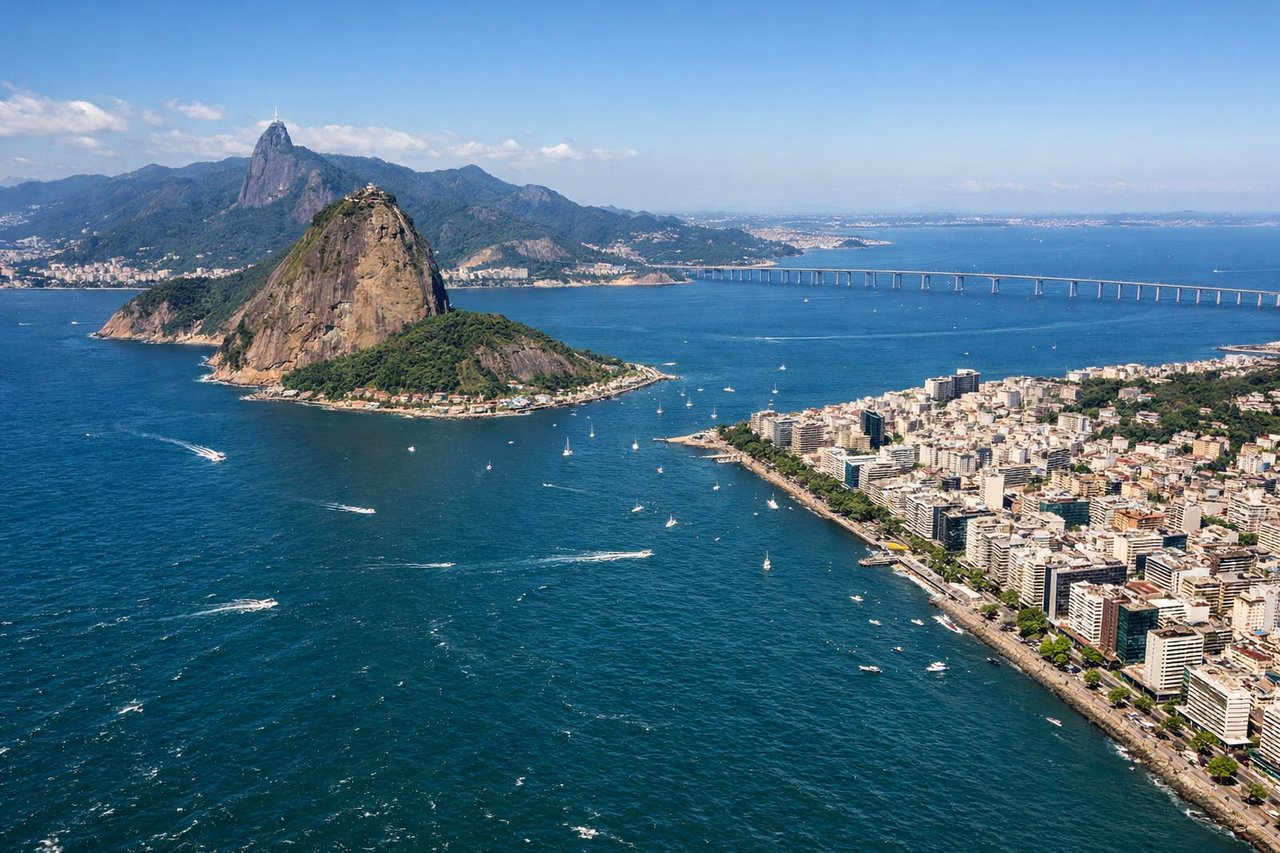 Right window seat view during landing at Rio De Janeiro (SDU) — Sugarloaf Mountain, Guanabara Bay, Rio city skyline near Centro, Niterói across the bay (left side)