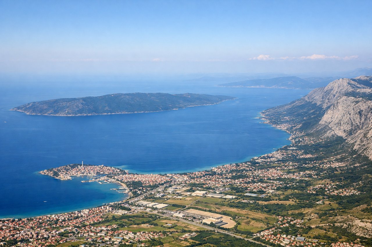 Left window seat view during takeoff from Split (SPU) — Adriatic Sea, Dalmatian islands (Brač, Hvar visible in distance), Marjan peninsula, Dinaric Alps to the northwest