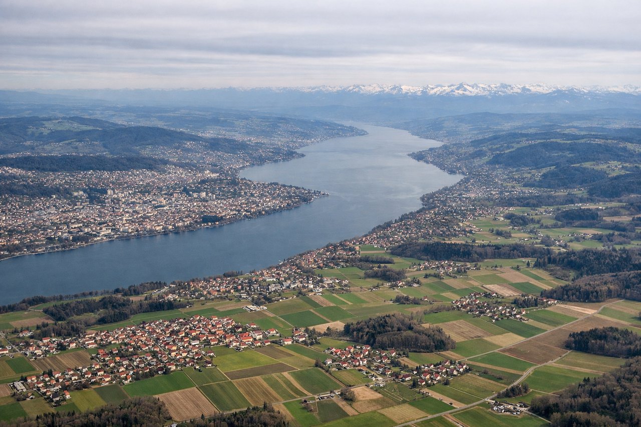 Aerial window seat view during landing at Zurich (left side) — Swiss Alps, Lake Zurich, Uetliberg ridge, Limmat River valley